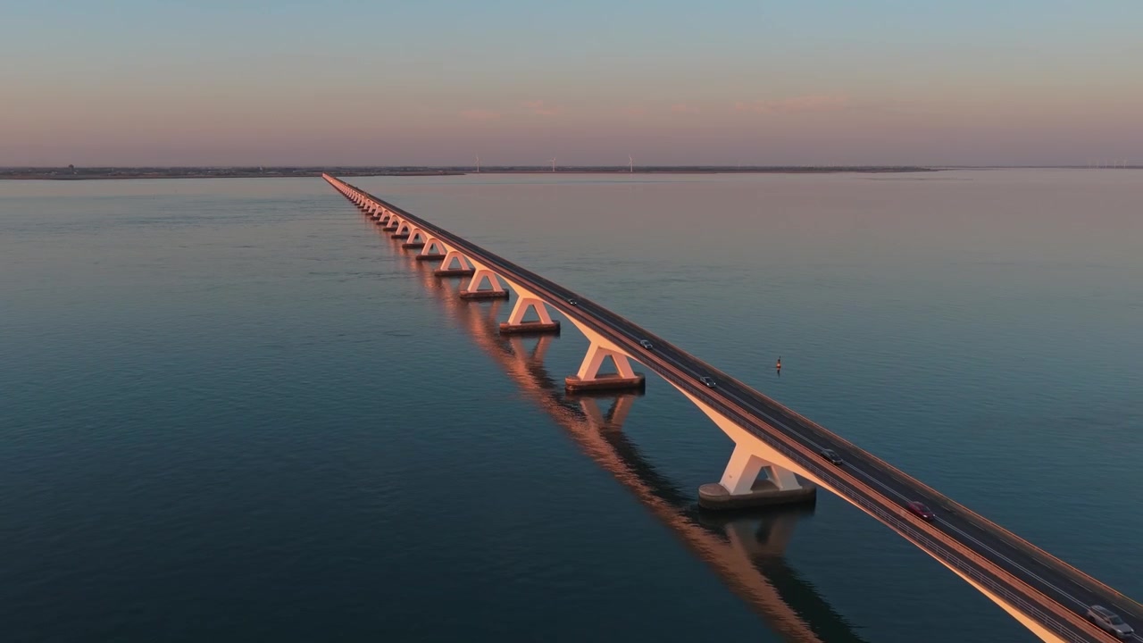 Vista aerea del Ponte di Zeeland al tramonto