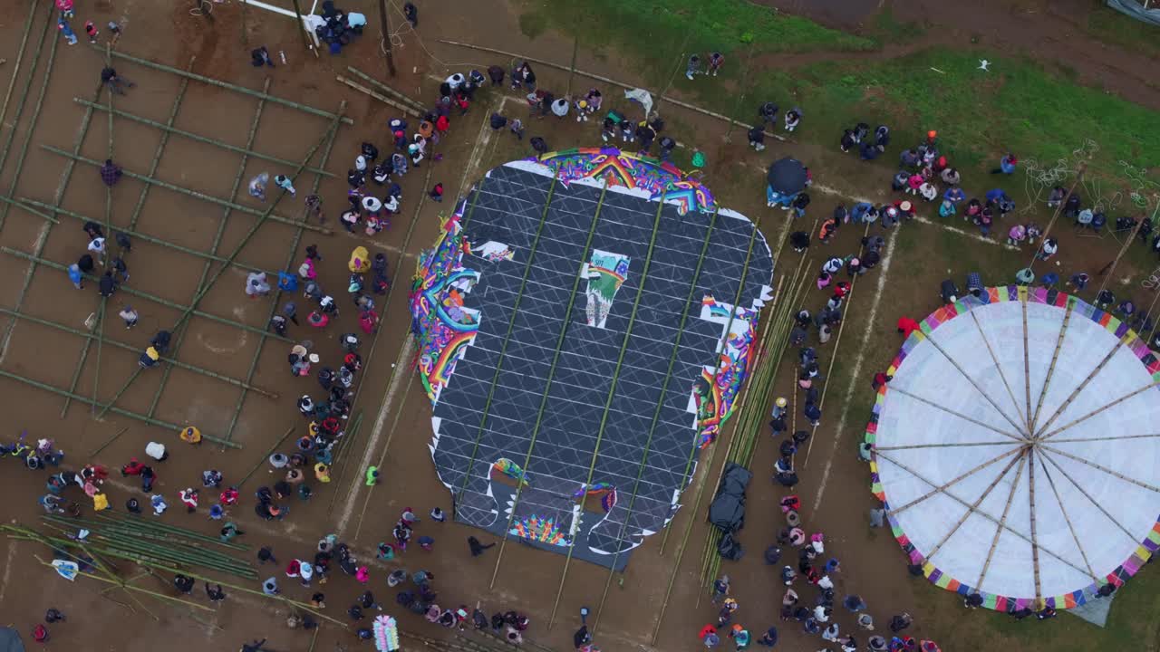 Luftfoto af kulturel dragefestival med stor forsamling i Sumpango, Sacatepequez, Guatemala