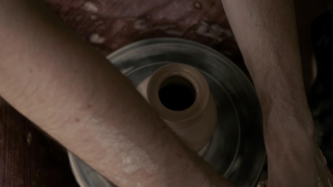 도자기는 진으로 잔을 만든다. 도자기는 도자기 바에 잔을 만들었다.