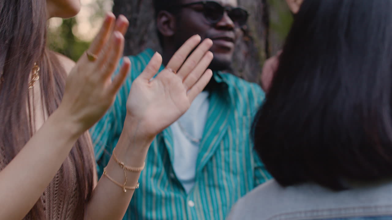 친구 들 이 야외 에서 노래 하고 놀고 있다