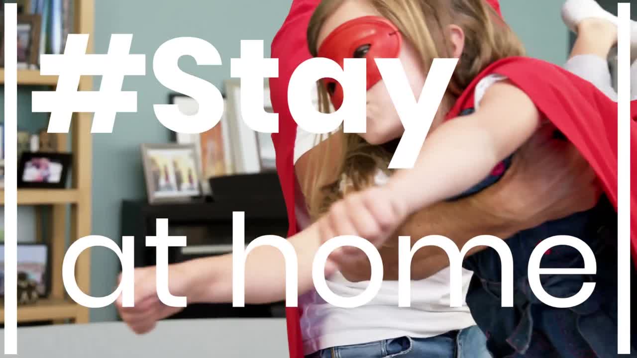 단어의 애니메이션 ~ 집에 머물 행복한 소녀와 그녀의 아버지는 집에서 슈퍼 히어로 망토를 입고