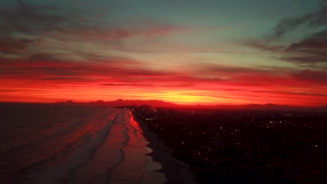 Atemberaubende-Parallaxen-4K-Luftaufnahme-Eines-Sommersonnenuntergangs-Mit-Verrückten-Farben-Von-Himmel,-Sonne-Und-Meer-In-Brasilien