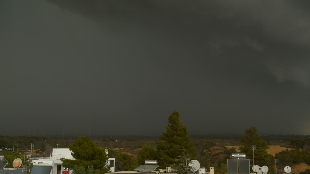 그리스의 파르니타 산맥과 펜텔리 산맥 위에 무거운 어두운 폭풍우 구름의 느린 오른쪽  영상