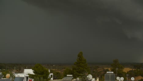 imágenes lentas de las nubes oscuras de la tormenta sobre las montañas parnitha y penteli, grecia