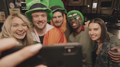 friends celebrating st patricks day in pub