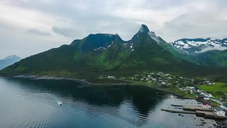 mefjordvar, isla de senja. hermosa naturaleza noruega paisaje natural mefjord.