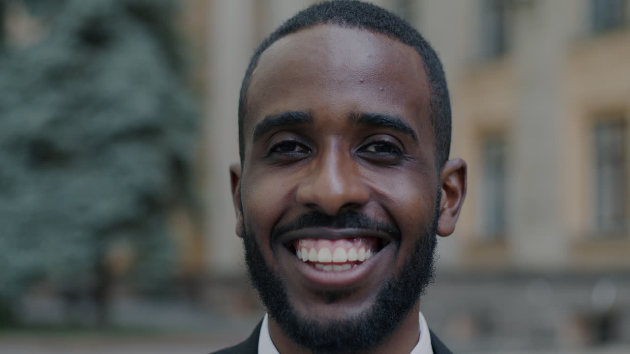 retrato de un hombre de negocios sonriente