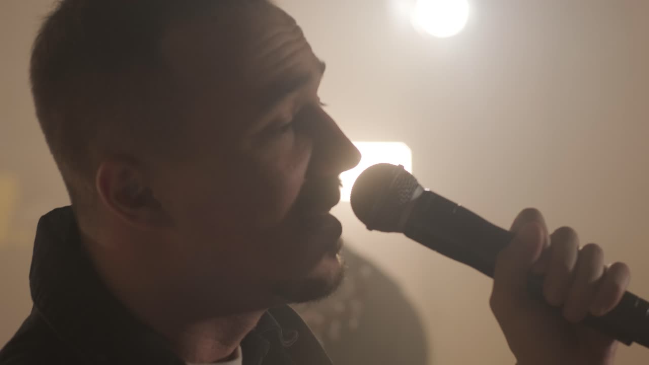 Esibizione dal vivo di una band con Cantante, Bassista, Pianista, Batterista e Chitarrista
