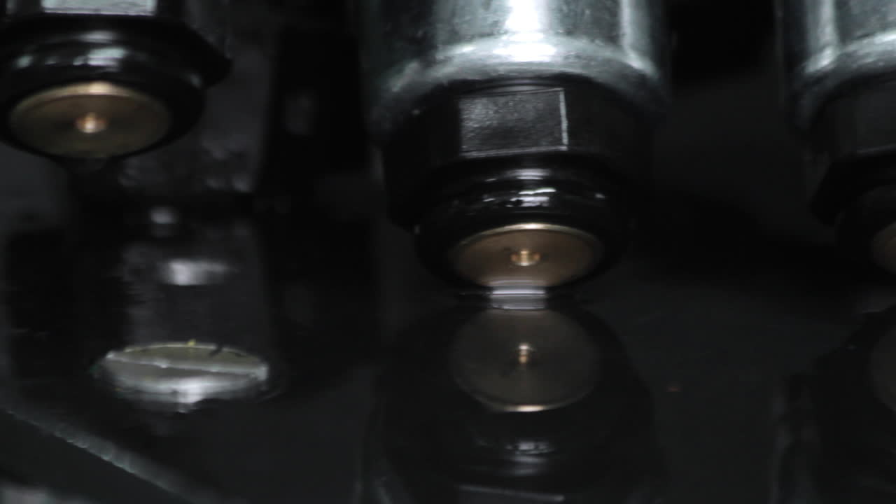 modelo industrial de equipo que se encuentra en superficie negra con reflexión