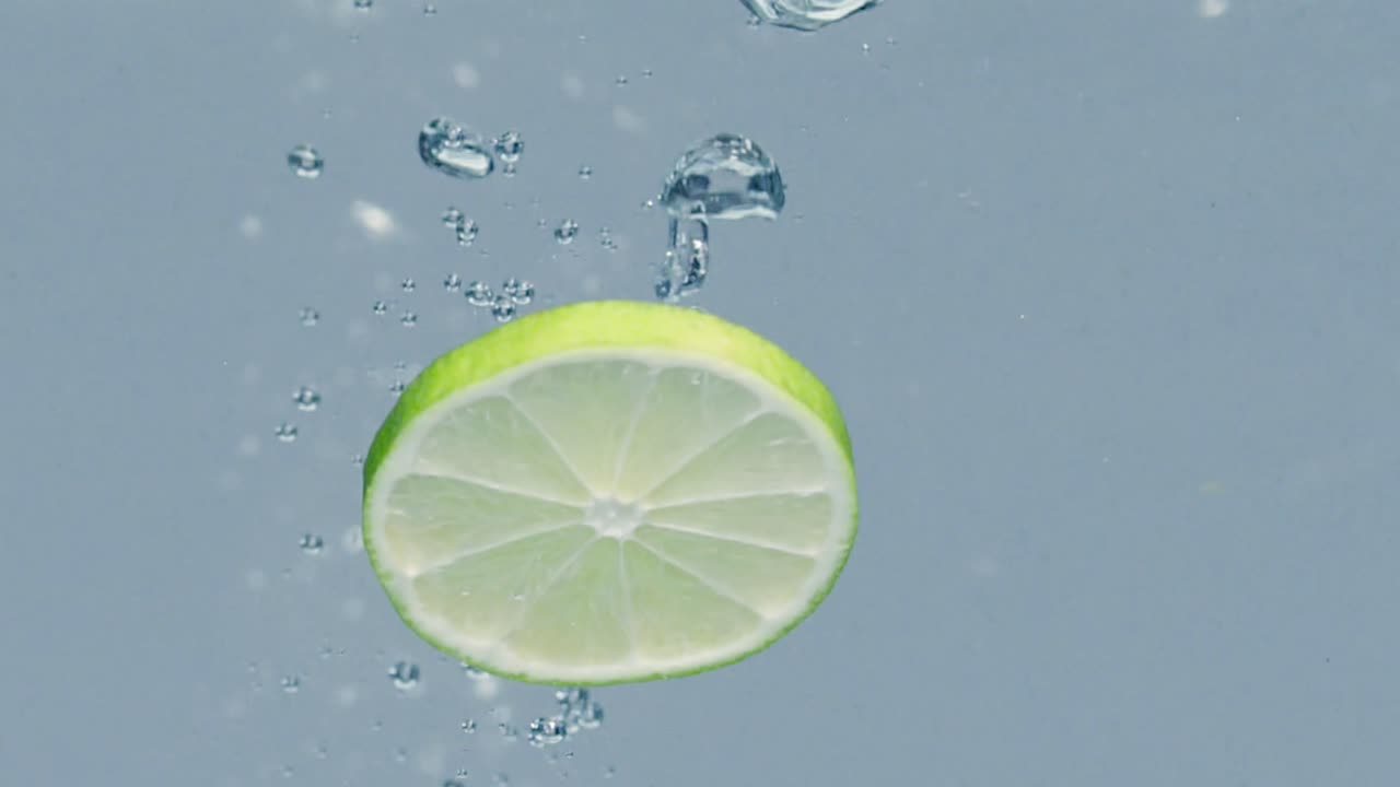 las rebanadas de cal se arrojan al agua, una de ellas aparece más larga