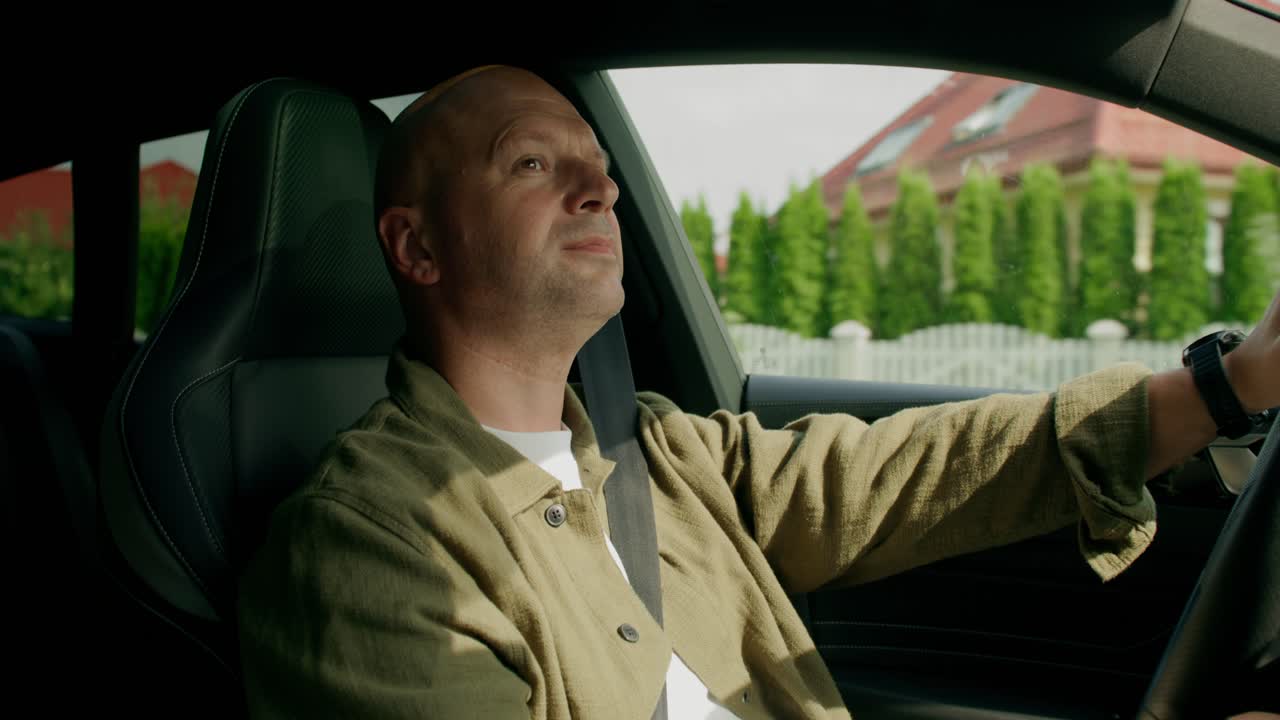 Mann som kjører bil