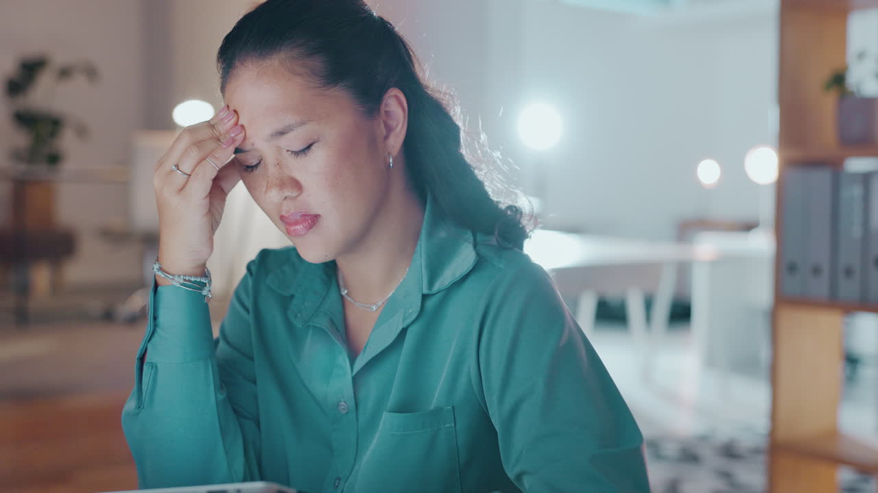 스트레스, 두통, 기술과 함께하는 여성