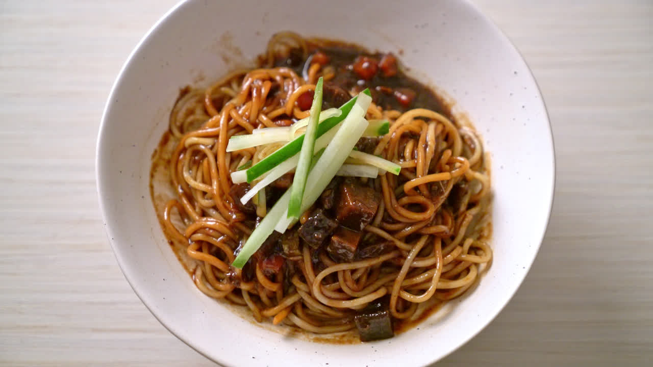 jajangmyeon o jjajangmyeon son fideos coreanos con salsa negra - estilo de comida coreana