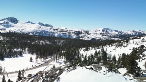 Vista-Aérea-De-La-Carretera-De-Carson-Pass,-Montañas-Y-Bosques,-Kirkwood,-California