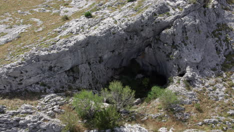 vista aérea de una cueva en un campo