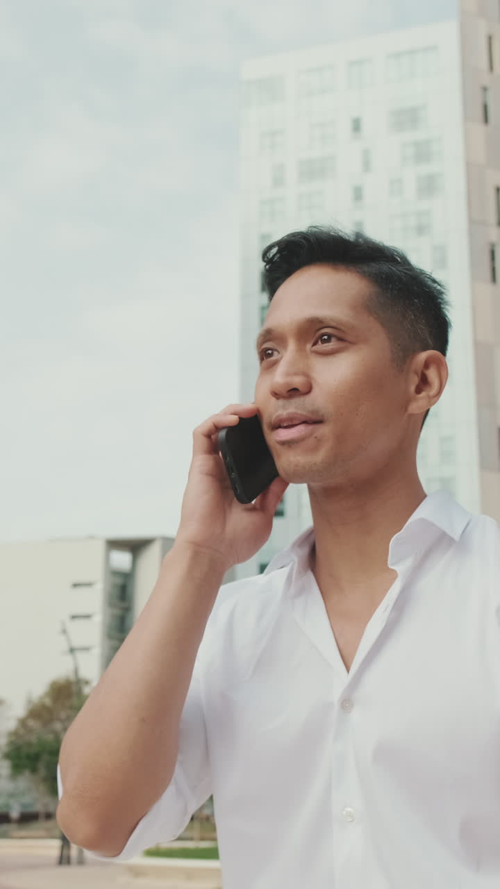 Man talking on the phone in the city