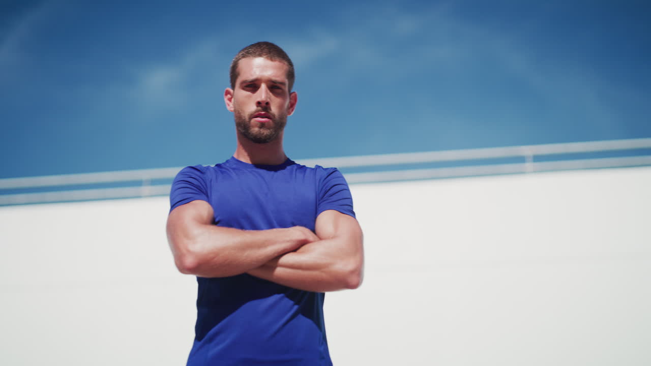 hombre con ropa deportiva al aire libre