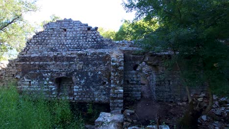 los restos de muros de piedra dan testimonio de la antigua ciudad de butrint, revelando las historias de la época arqueológica