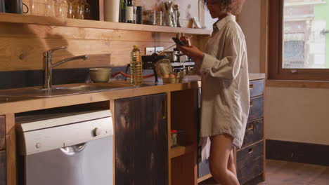 mujer de raza mixta preparando el desayuno en casa