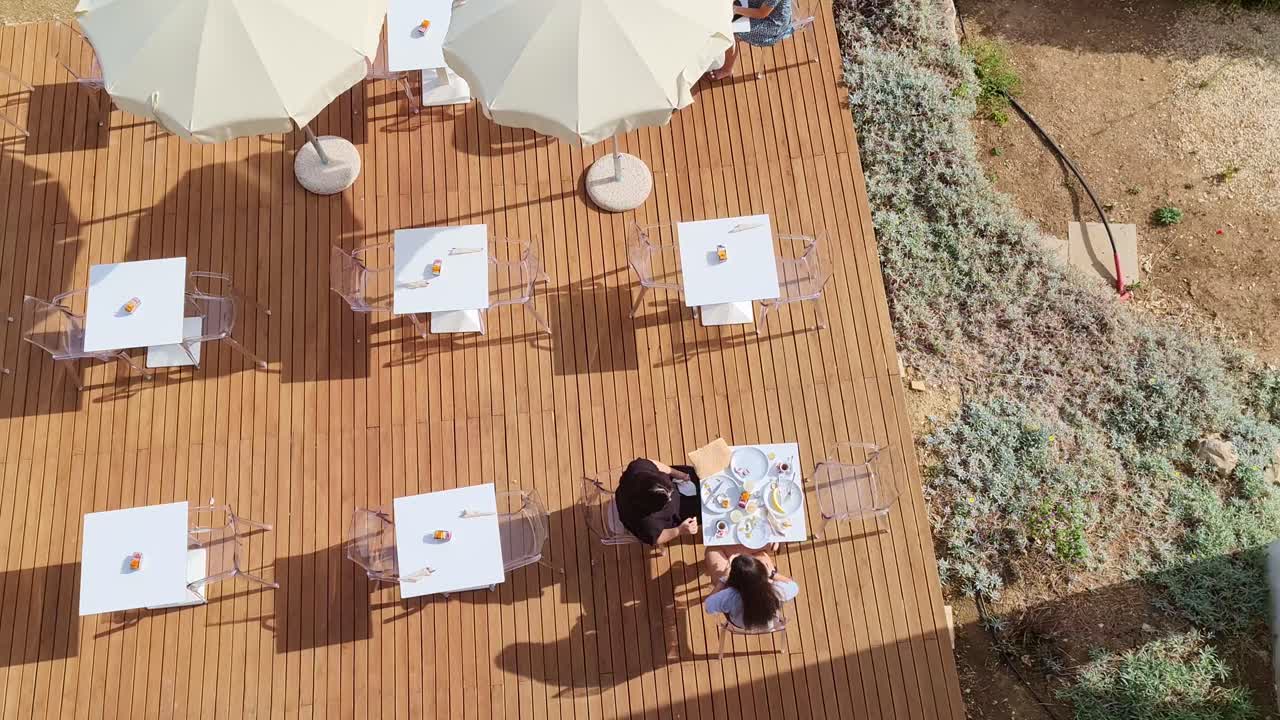 두 명의 여성이 야외에서 아침 식사를 즐깁니다.