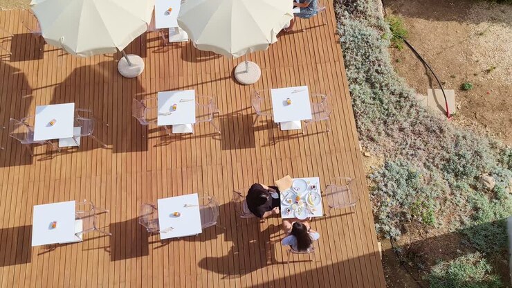 Due donne si godono una colazione all'aperto.