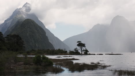 Ein-Nebelschleier-Hüllt-Sanft-Die-Majestätischen-Gipfel-Des-Milford-Sound