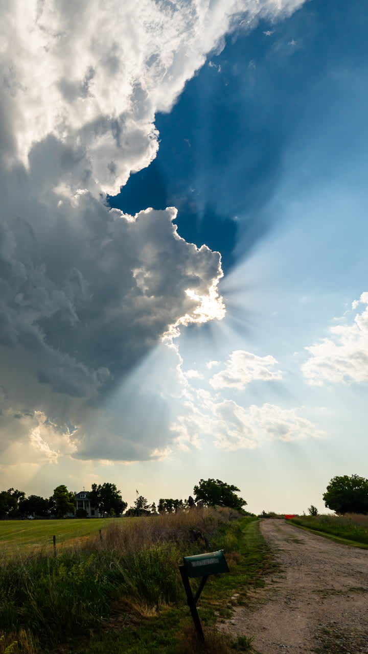 Nuvole di tempesta al tramonto che mescolano la luce del sole e strati di nuvole scure