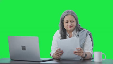 mujer gerente india feliz leyendo informes de negocios pantalla verde