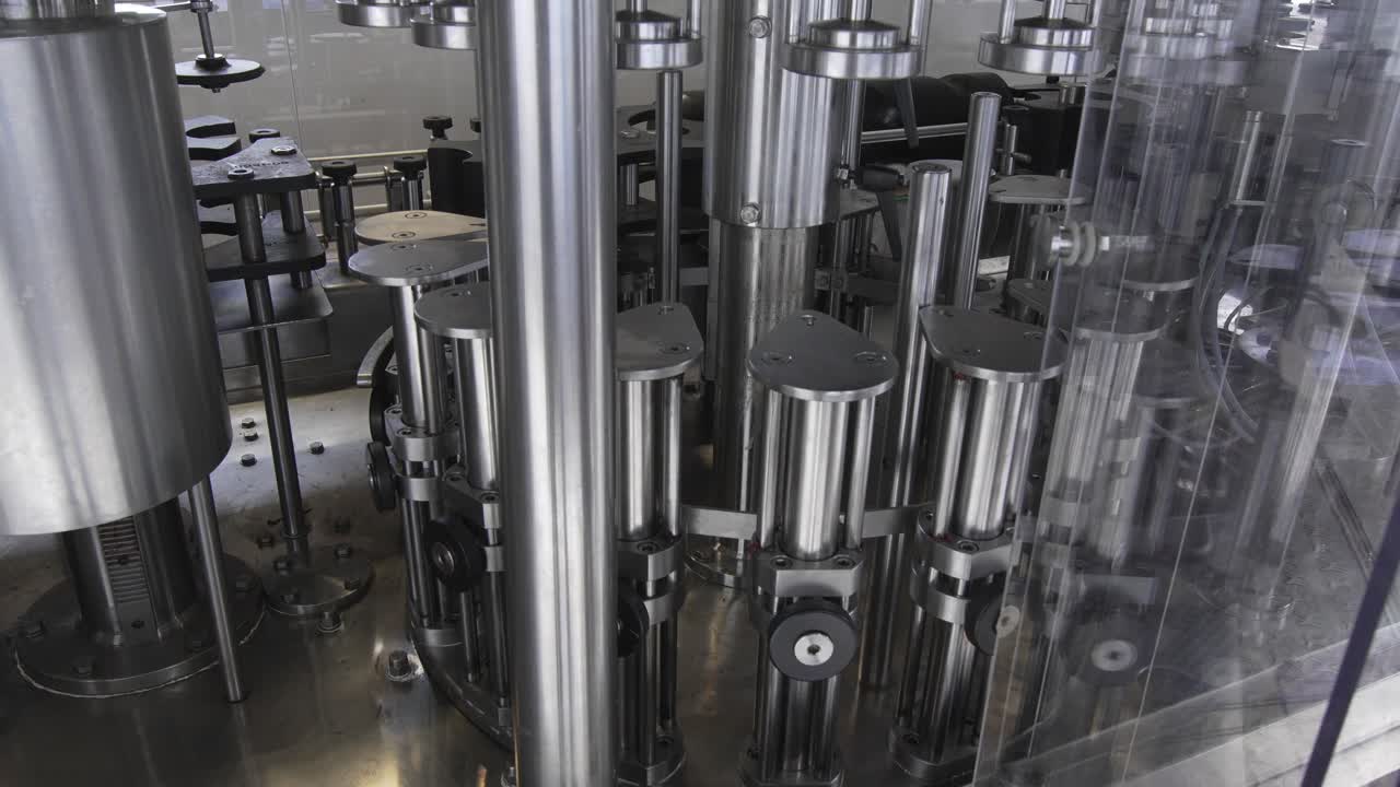 모바일 와인 병 및 라벨 기계 구성 요소가 병 없이 테스트되고 있습니다.