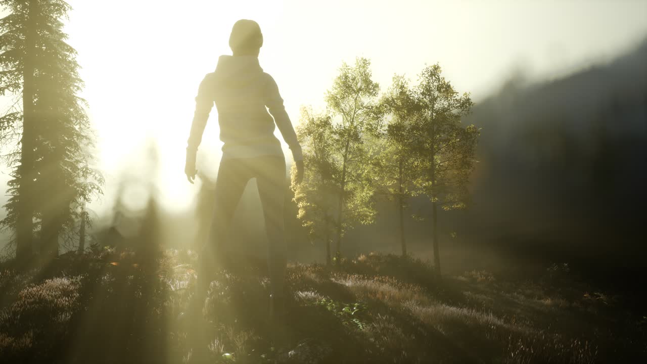 mujer joven de pie sola al aire libre con montañas de bosque salvaje