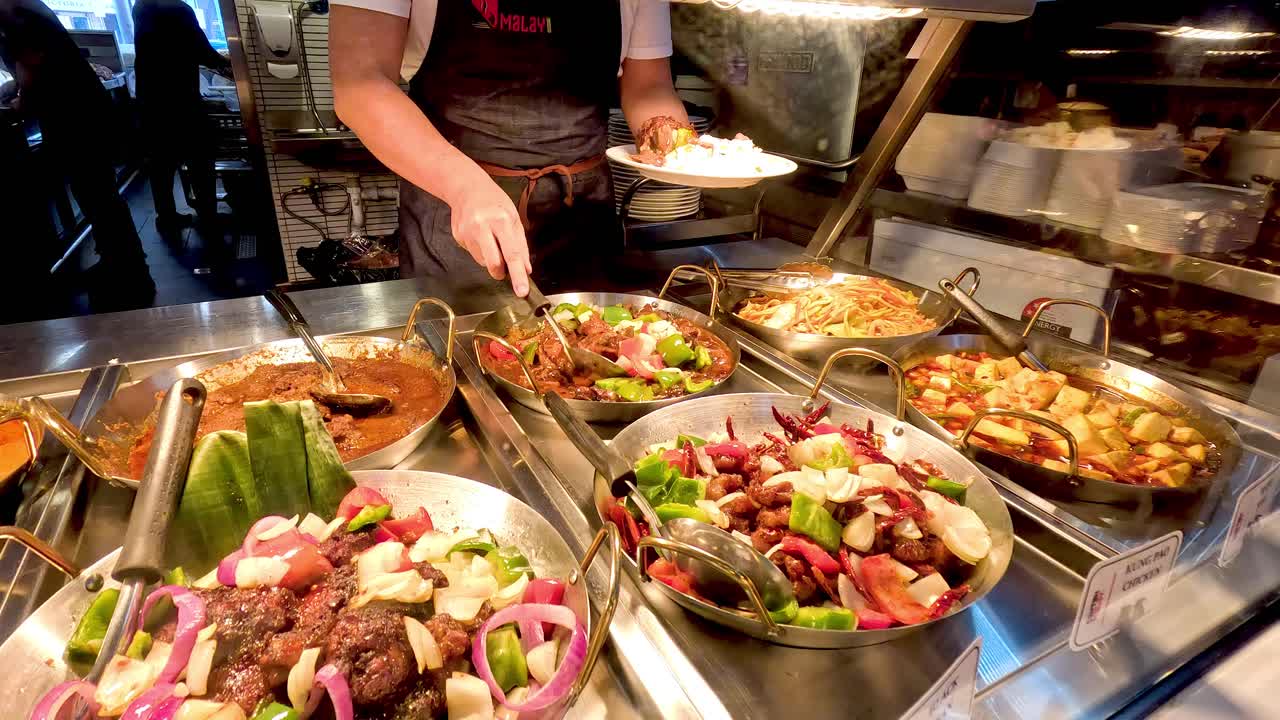 식품 시장 에서  을 는 사람