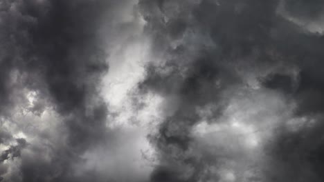 tormenta de truenos y relámpagos en nubes grises