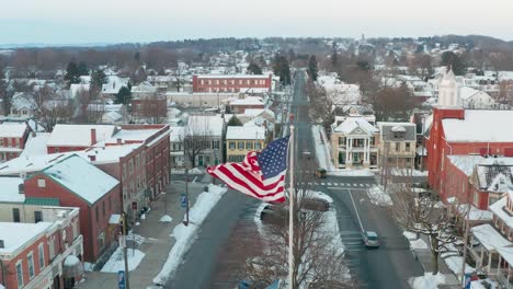 Traffic-drives-through-small-town-in-America