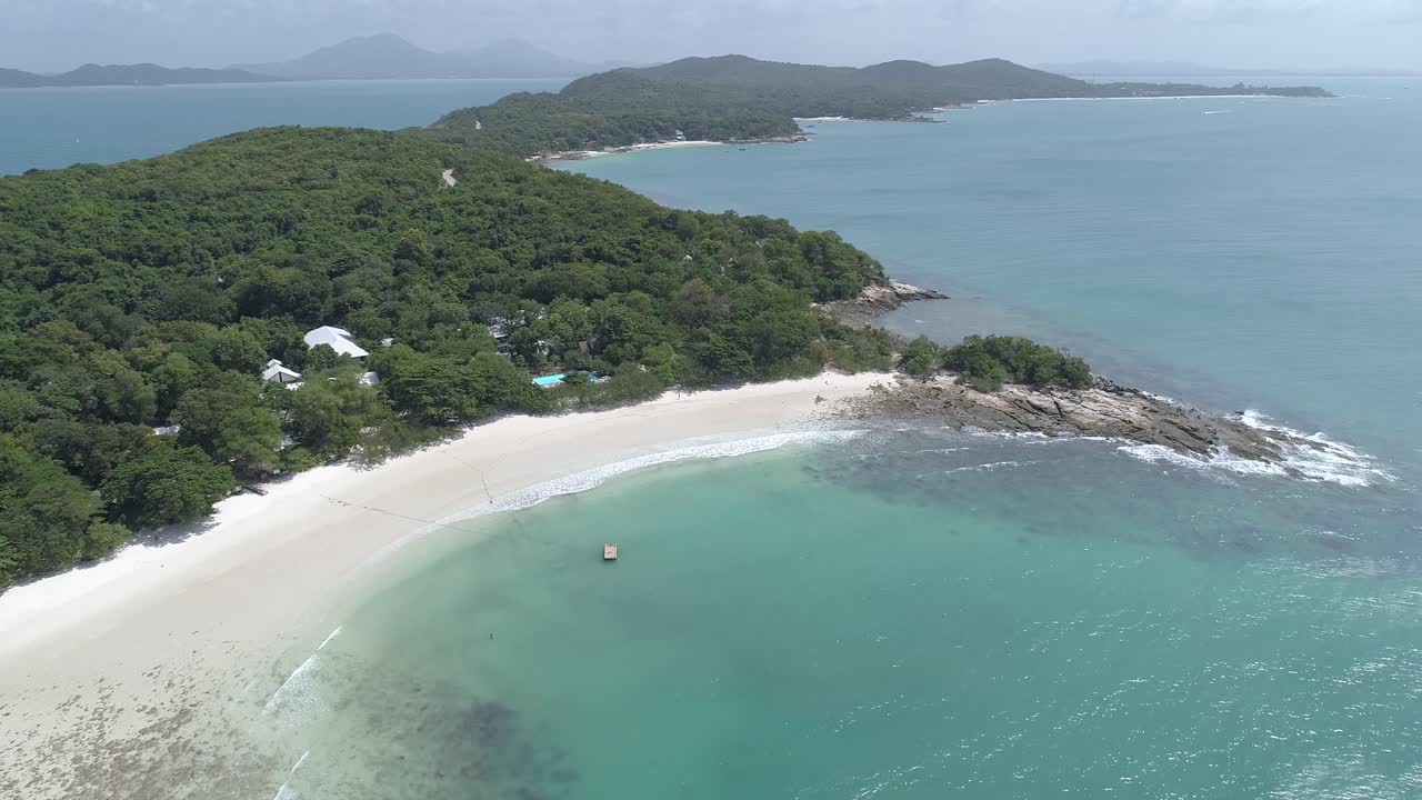 바위가 많은 노두, 작은 어선, 바다 위의 드론 비행