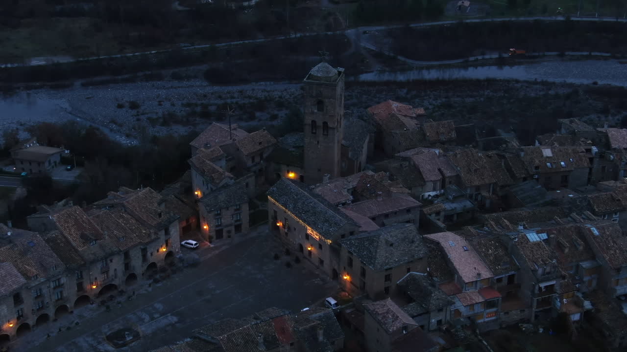 Vista aerea maestosa che mostra l'illuminata città vecchia storica di Ainsa, in Spagna, durante l'ora blu