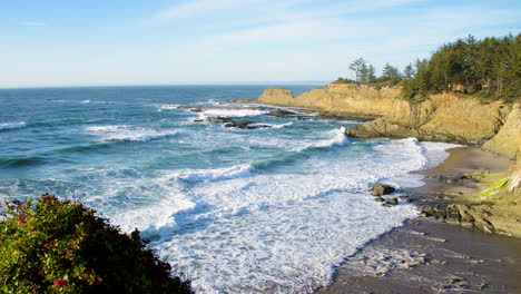 Suaves-Olas-Rodando-En-Tierra-En-La-Costa-Sur-De-Oregón-Cerca-De-La-Bahía-De-Coos