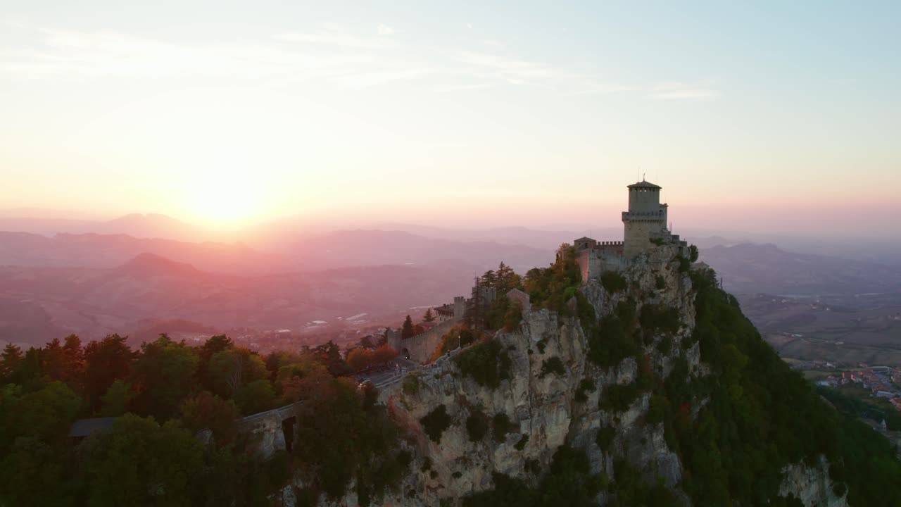 Tre torri di San Marino, Italia, ripresa con drone in lenta orbita durante il tramonto
