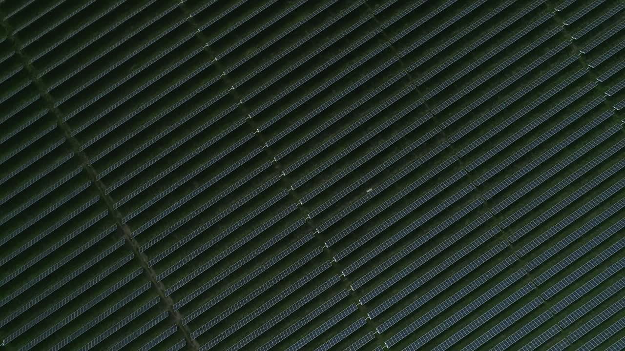 vista superior de la granja solar con luz solar, energía renovable