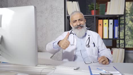 un médico maduro de alto nivel trabajando y dando una señal de aprobación mirando a la cámara.