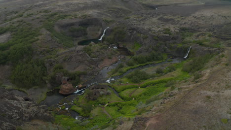 Blick-Aus-Der-Vogelperspektive-Auf-Das-Hochland-Des-Wasserfalls-Aldeyjarfoss-In-Nordisland.-Drohnenblick-Auf-Die-Atemberaubende-Landschaft-Des-Aldeyjarfoss-Wasserfalls,-Den-Touristen-In-Der-Nördlichen-Region-Islands-Besuchen