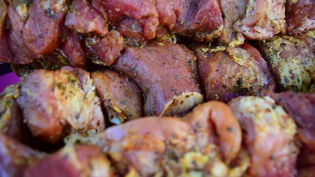 shashlik이 요리될 차례를 기다리고 있음을 의미합니다.