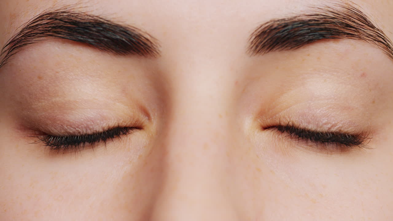 눈을 뜨고, 파란색과 가까운 초상화의 충격