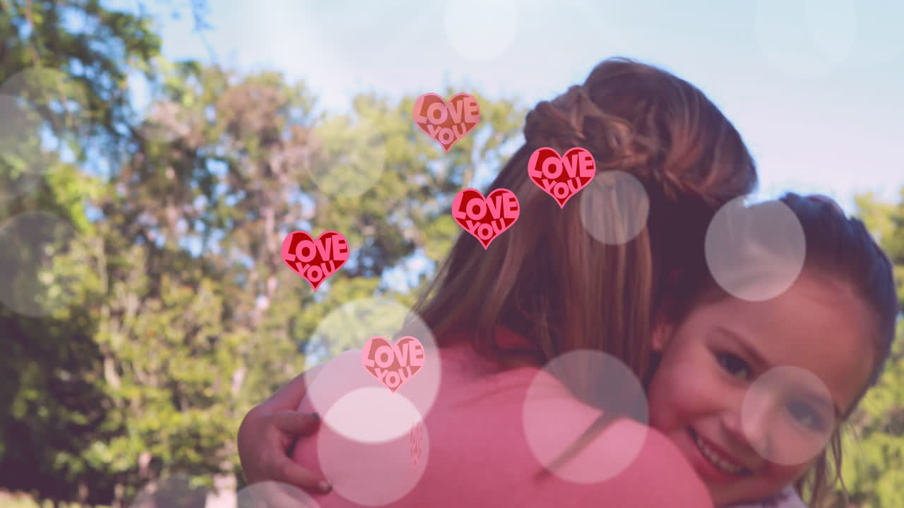 animación de los corazones con amor sobre la madre y la hija caucásicas abrazándose