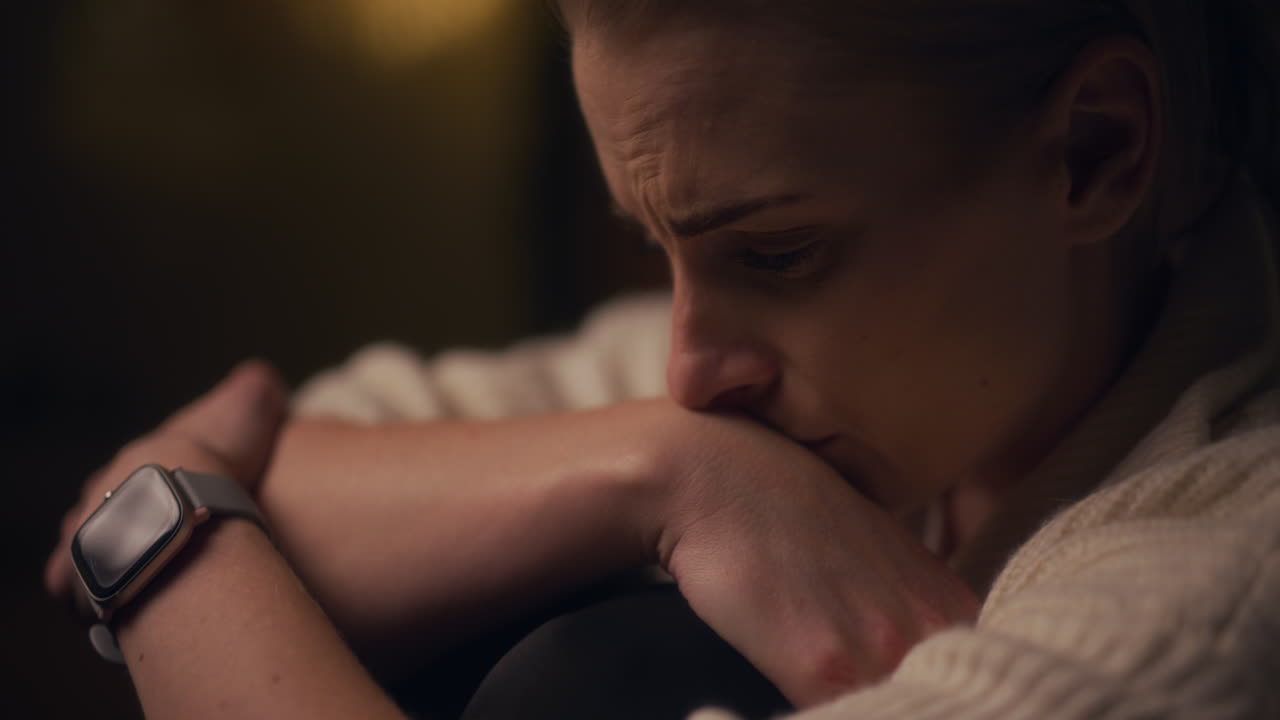 primer plano de un retrato de una mujer triste con depresión y gran pesar porque fue herida por su marido