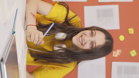 vídeo vertical de una niña con problemas de cambio emocional.