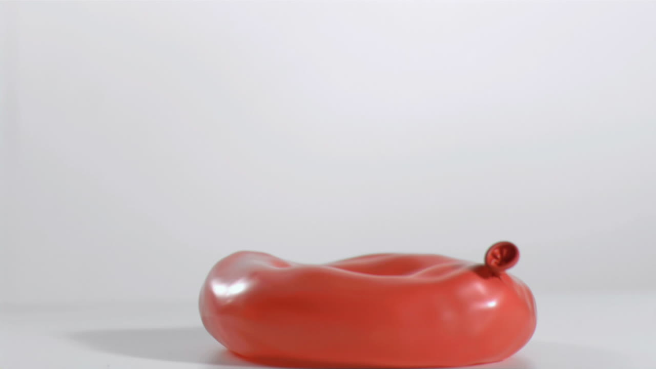 globo rojo cayendo en cámara súper lenta