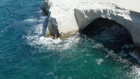 Luftaufnahme-Des-Vulkanischen-Mondstrandes-Von-Sarakiniko-Mit-Wellen,-Die-In-Felsen-In-Milos,-Griechenland,-Einschlagen