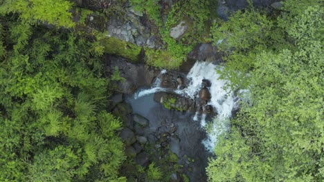Blick-Von-Oben-Auf-Den-Gebirgsfluss-Und-Die-Wasserfälle-Im-Tottori-Gebirge,-Japan