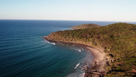 La-Tranquilidad-De-Un-Mar-Con-Una-Naturaleza-Exuberante-En-El-Parque-Nacional-De-Noosa,-Queensland,-Australia