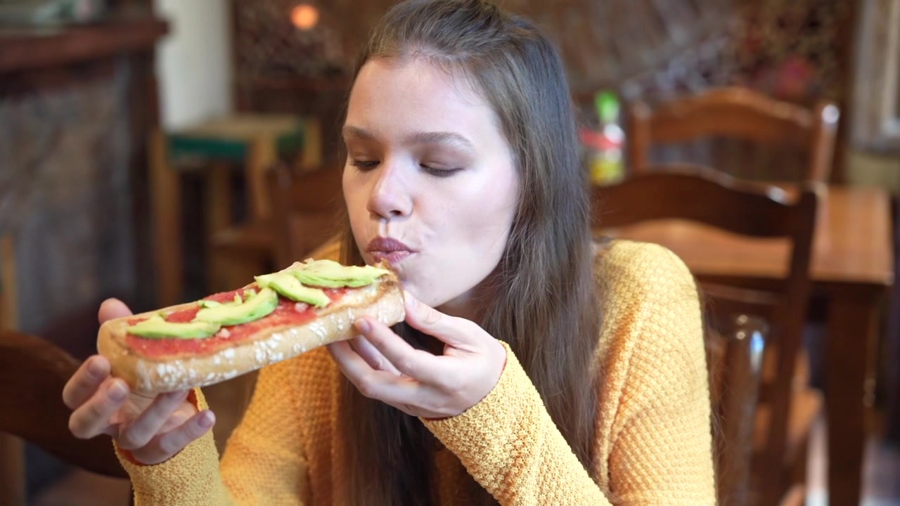 Junge Frau bei kreativer Tätigkeit in gemütlichem Café.